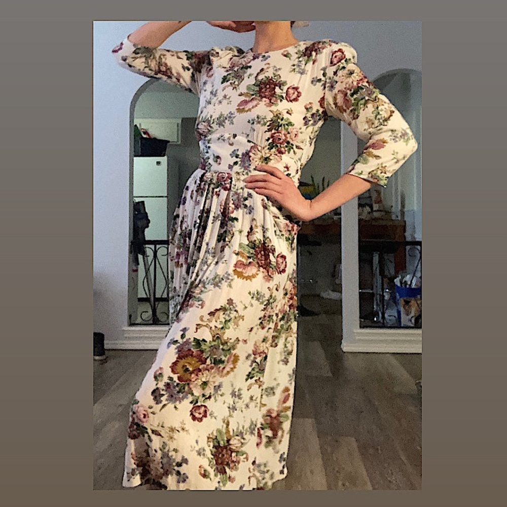 Adorable Vintage Floral Dress With Pockets!